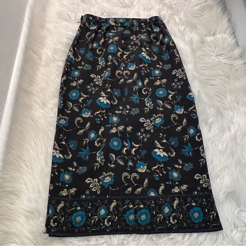 Briggs Women's Size Medium Petite Midi Skirt Black Blue Floral Side Slits - Picture 6 of 9